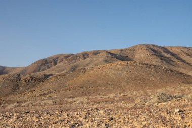 Adanın doğusundaki kayalık dağların dalgalı şekli Pozo Negro 'dan merkeze kadar. Parlak mavi gökyüzü. Fuerteventura, Kanarya Adaları, İspanya.