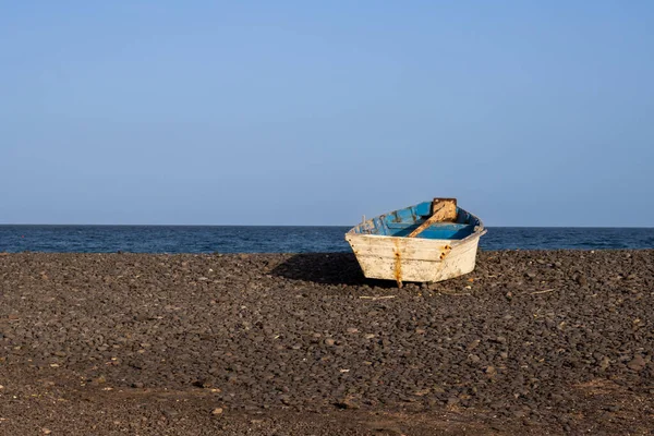 Bateau Pêche Bois Sur Une Plage Galets Calme Océan Atlantique — Photo