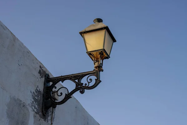 Класична Форма Металевого Вуличного Ліхтаря Краю Стіни Будинку Забарвлений Світлом — стокове фото