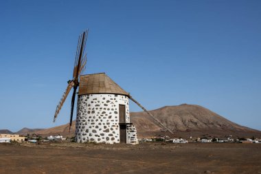 Tarihsel olarak iyi korunmuş yel değirmenleri, bir tepenin üzerine inşa edilmiş. Mavi gökyüzü. Molinos de Villaverde, Fuerteventura, Kanarya Adaları, İspanya.