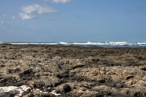 Ciemne Skały Plaży Oceanu Atlantyckiego Białe Obszary Wypełnione Kawałkami Połamanych — Zdjęcie stockowe