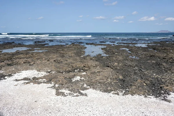 Rocas Oscuras Playa Del Océano Atlántico Áreas Blancas Llenas Pedazos —  Fotos de Stock