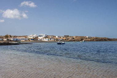 Beyaz sahilli Atlantik Okyanusu sahili, patlamış mısır şeklinde parçalanmış mercanlar. Açık beyaz bulutlu mavi gökyüzü. Playa de Majanicho, Fuerteventura 'nın kuzeyi, Kanarya Adaları, İspanya.