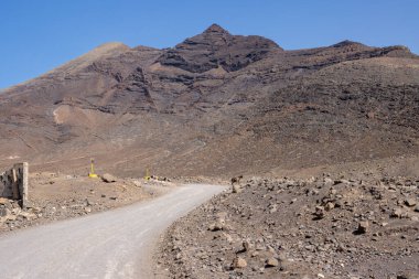 Kışın kuru yüzeyi olan yüksek kayalık dağlar. Parlak mavi gökyüzü. Parkın doğal Jandia, Fuerteventura, Kanarya Adaları, İspanya.