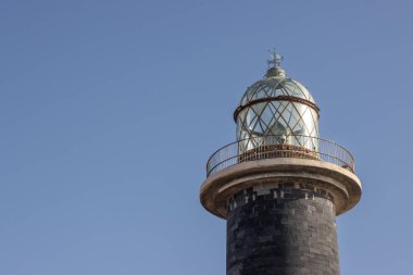 Deniz feneri Faro Punta de Jandia, adanın güneyinde aktif deniz feneri. Geleneksel kulesi olan tarihi bir bina. Kışın açık mavi gökyüzü. Punta de Jandia, Fuerteventura.