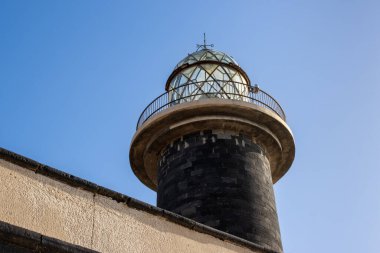 Deniz feneri Faro Punta de Jandia, adanın güneyinde aktif deniz feneri. Geleneksel kulesi olan tarihi bir bina. Kışın açık mavi gökyüzü. Punta de Jandia, Fuerteventura.