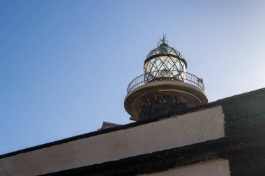 Deniz feneri Faro Punta de Jandia, adanın güneyinde aktif deniz feneri. Geleneksel kulesi olan tarihi bir bina. Kışın açık mavi gökyüzü. Punta de Jandia, Fuerteventura.
