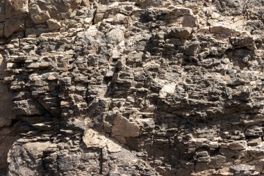 Yüksek kayalık dağlarda ayrıntı. Tepenin dokusu ve yüzeyi. Parkın doğal Jandia, Fuerteventura, Kanarya Adaları, İspanya.