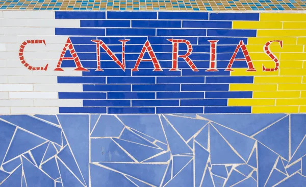 Soyut bir gerekçesi ve adı Kanarya olan bir mozaiğin ayrıntıları. Gran Tarajal, Fuerteventura, Kanarya Adaları, İspanya.