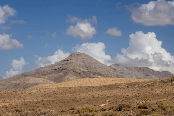 Adanın Merkezindeki Bir Yaylanın Etrafındaki Kuru Volkanik Kayalık Dağlar Kışın — Stok fotoğraf