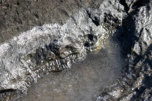 대서양 연안에 바위들 입니다 바닷물의 결정들은 형태의 침전물을 만들어 냅니다 — 스톡 사진