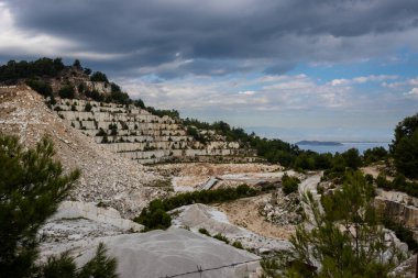 Adanın doğusundaki mermer madenciliği. Beyaz taş bloklar ve çakıllar halinde. Trakya Denizi kıyısında. Porto Vathy, Thassos Adası (Thasos), Yunanistan.