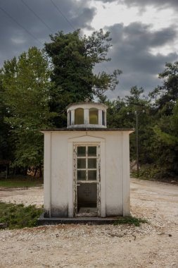 Mermer fabrikasının yakınındaki ormanda terk edilmiş eski bir ortodoks kilisesi. Porto Vathy, Thassos (Thasos), Yunanistan.