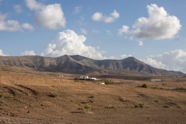 Adanın merkezindeki dağlar, Tindaya kasabasına yakın. Beyaz bulutlu mavi gökyüzü. Fuerteventura, Kanarya Adaları, İspanya.