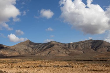 Adanın merkezindeki dağlar, Tindaya kasabasına yakın. Beyaz bulutlu mavi gökyüzü. Fuerteventura, Kanarya Adaları, İspanya.