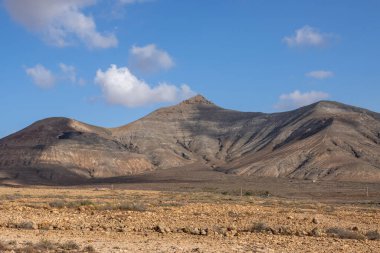 Adanın merkezindeki dağlar, Tindaya kasabasına yakın. Beyaz bulutlu mavi gökyüzü. Fuerteventura, Kanarya Adaları, İspanya.