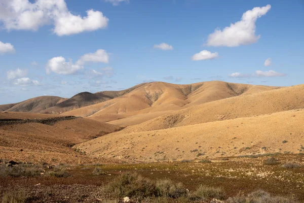 Wzgórza Góry Centrum Wyspy Arid Piaszczysta Gleba Wieloma Kamieniami Kamieniami — Zdjęcie stockowe