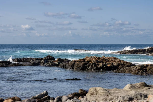 Strand Van Atlantische Oceaan Met Een Rotsachtige Kust Kalm Water — Stockfoto
