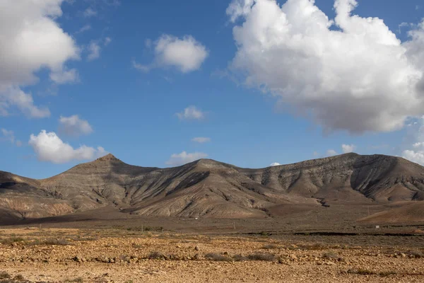 Adanın merkezindeki dağlar, Tindaya kasabasına yakın. Beyaz bulutlu mavi gökyüzü. Fuerteventura, Kanarya Adaları, İspanya.