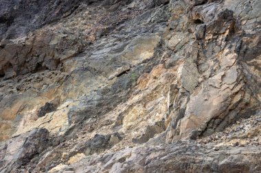 Kayaların iç kısımlarındaki renkleri ve yapıları Pena Horada plajını bitiriyor. Ajuy, Fuerteventura, Kanarya Adaları, İspanya.