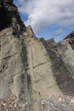 Batı kıyısındaki Atlantik Okyanusu sahillerinde şekilleri olan karanlık kayaların güzelliği. Pena Horada, Ajuy, Fuerteventura, İspanya.