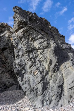 Batı kıyısındaki Atlantik Okyanusu sahillerinde şekilleri olan karanlık kayaların güzelliği. Pena Horada, Ajuy, Fuerteventura, İspanya.