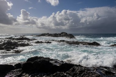 Batı kıyısındaki Atlantik Okyanusu sahillerinde şekilleri olan karanlık kayaların güzelliği. Pena Horada, Ajuy, Fuerteventura, İspanya.