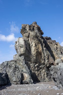 Batı kıyısındaki Atlantik Okyanusu sahillerinde şekilleri olan karanlık kayaların güzelliği. Pena Horada, Ajuy, Fuerteventura, İspanya.