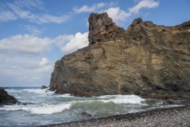 Batı kıyısındaki Atlantik Okyanusu sahillerinde şekilleri olan karanlık kayaların güzelliği. Pena Horada, Ajuy, Fuerteventura, İspanya.