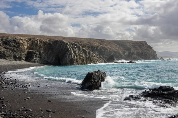 Batı Kıyısındaki Atlantik Okyanusu Sahillerinde Şekilleri Olan Karanlık Kayaların Güzelliği — Stok fotoğraf