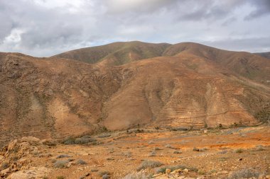 Adanın merkezindeki yüksek dağlar yoğun bulutlar. Mirador de las Penitas, Betancuria, Fuerteventura, Kanarya Adaları, İspanya. Mirador de las Penitas