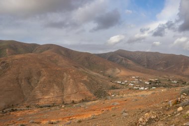 Adanın merkezindeki yüksek dağlar. Yoğun bulutlar. Mirador de las Penitas, Betancuria, Fuerteventura, Kanarya Adaları, İspanya. Mirador de las Penitas