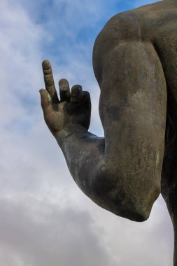 Omuz, kol ve el ve işaret parmağı yukarıda. İki Kralın Heykeli, Guise ve Ayose, tarihte önemli bir yere sahipler. Mirador de Morro Velosa, Fuerteventura, İspanya.