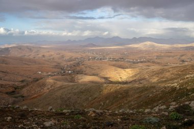 Dağlardan, ovanın merkezine bakın. Bulutlu gökyüzü. Mirador de Morro Velosa, Betncuria, Fuerteventura, İspanya.