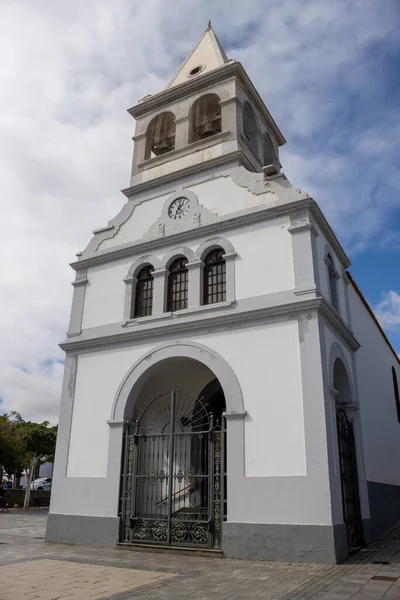 イグレシア ノストラ セニョーラ ロサリオ ロザリオの聖母教会 灰色の詳細を持つ白い教会 鐘楼付き 白い雲と青空 スペインフエルテベントゥラ州プエルト ロサリオ — ストック写真