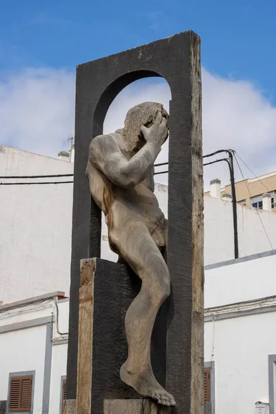 Escultura Madera Hombre Sentado Marco Con Pequeño Lagarto Sentado Parte — Foto de Stock