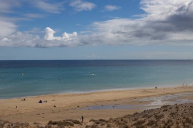 Adanın güneydoğusundaki ünlü kumsalda. Kış mevsiminde bulutlu mavi gökyüzü. Playa de Sotavento, Fuerteventura, İspanya.