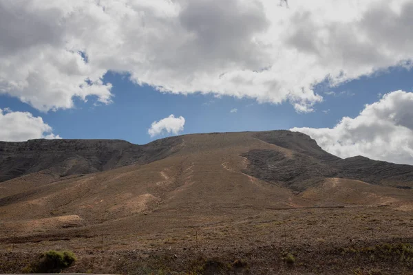 Kraj Górami Wulkanicznymi Suchą Pustynią Niebieskie Niebo Białymi Chmurami Obszar — Zdjęcie stockowe