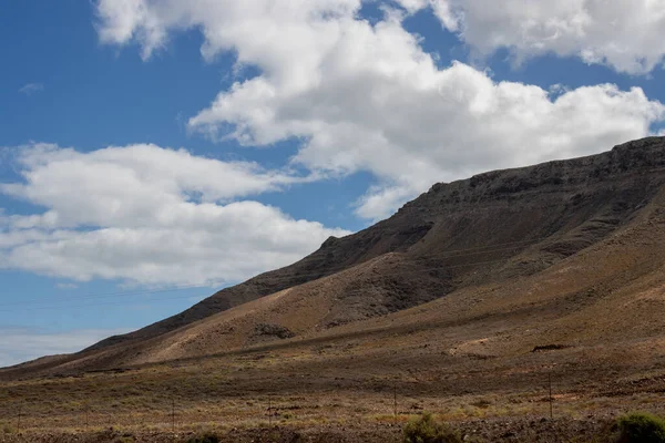 有火山山脉和干旱的沙漠土地的国家 蓝天白云 西班牙Fuertventura Pozo Negro地区 — 图库照片