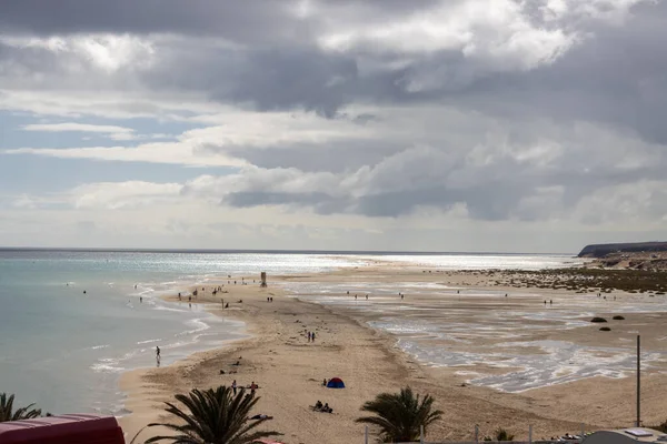 島の南東部にある有名な砂浜 冬の季節には曇りの空 プレヤデソタベント フエルテベントゥラ スペイン — ストック写真