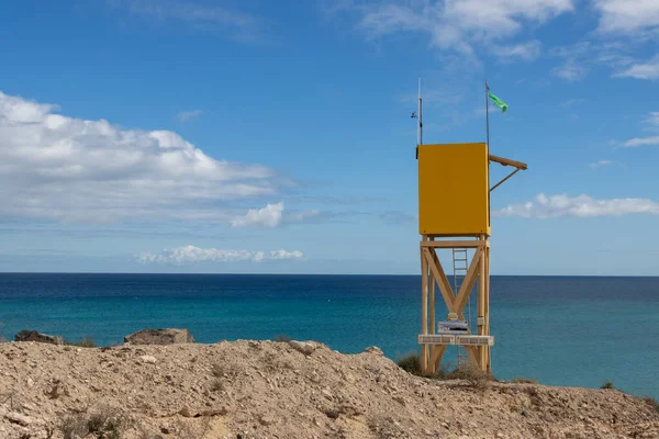 Tierra Arena Socorrista Torre Amarilla Sobre Playa Calma Agua Turquesa —  Fotos de Stock