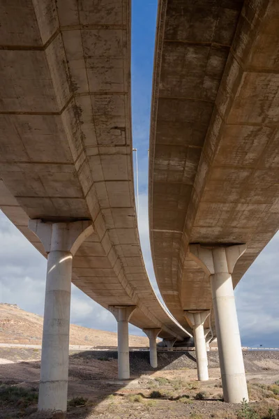 Vista Desde Abajo Sobre Los Pilares Puente Autopista Cielo Azul — Foto de Stock