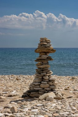 Sahildeki çakıl taşlarından yapılmış kule bu plajın bir özelliği, bir çoğunun olduğu yer. Trakya Denizi (Akdeniz). Livadi Plajı, Thassos (Tassos), Yunanistan.