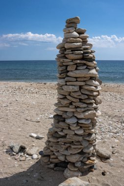 Sahildeki çakıl taşlarından yapılmış kule bu plajın bir özelliği, bir çoğunun olduğu yer. Trakya Denizi (Akdeniz). Livadi Plajı, Thassos (Tassos), Yunanistan.