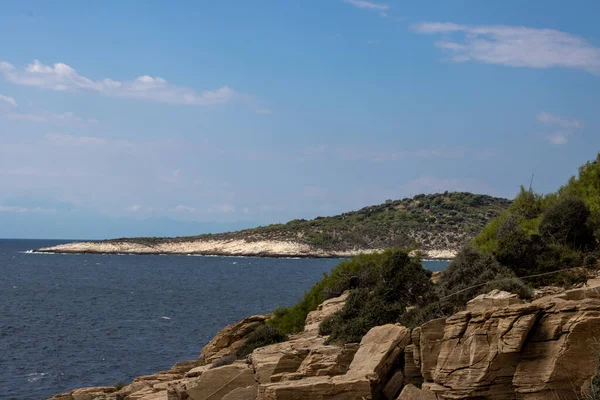 Calma Mar Tracio Mediterráneo Roca Cubierta Aceitunas Otros Arbustos Árboles —  Fotos de Stock