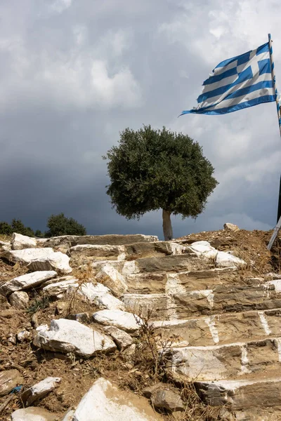 Камінь Сходиться Гору Гарного Оливкового Дерева Грецький Прапор Віє Вітрі — стокове фото