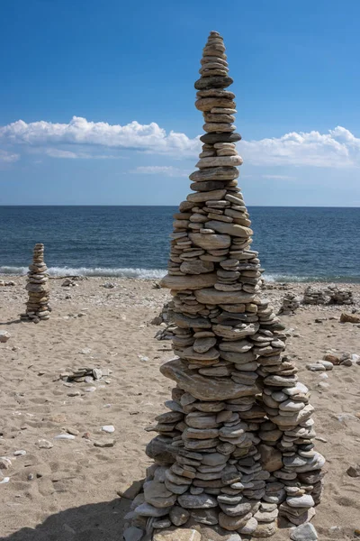 stock image Tower made of beach pebbles as a speciality of this beach, where are many of them. Calm Thracian sea (Mediterranean). Livadi beach, Thassos (Tassos), Greece.