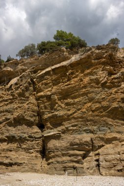 Sahilin bir tarafında yapılandırılmış bir kaya. Kabataslak malzemelerin çeşitli dokuları. Livadi Sahili, Thassos Adası (Tassos), Yunanistan.