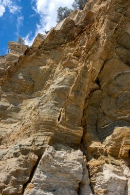 Sahilin bir tarafında yapılandırılmış bir kaya. Kabataslak malzemelerin çeşitli dokuları. Livadi Sahili, Thassos Adası (Tassos), Yunanistan.