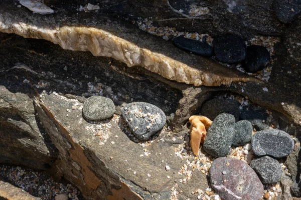海滩边的有结构的岩石 原材料和小鹅卵石的各种纹理 希腊塔索斯岛Livadi海滩 — 图库照片